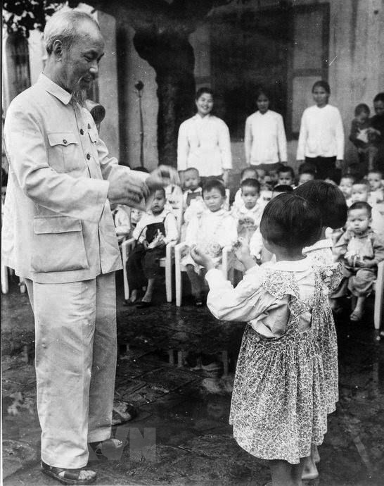  El Tío Ho visita la casa infantil del Sur en la ciudad portuaria de Hai Phong, el 30 de mayo de 1957 (Foto de archivo de la VNA)