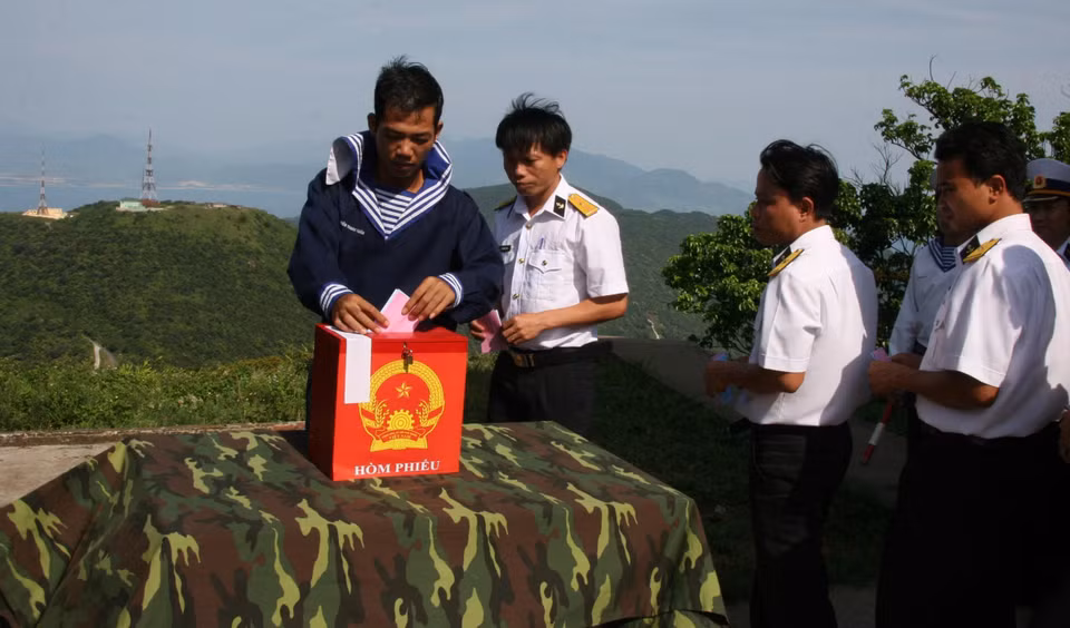 Soldados y miembros del personal de la Estación de Radar 545, Región C de la Fuerza Armada de Vietnam emiten votos en las elecciones a diputados de la Asamblea Nacional de la XIII legislatura y miembros de los Consejos Populares del mandato 2011-2016, el 22 de mayo de 2011 (Fuente: VNA)