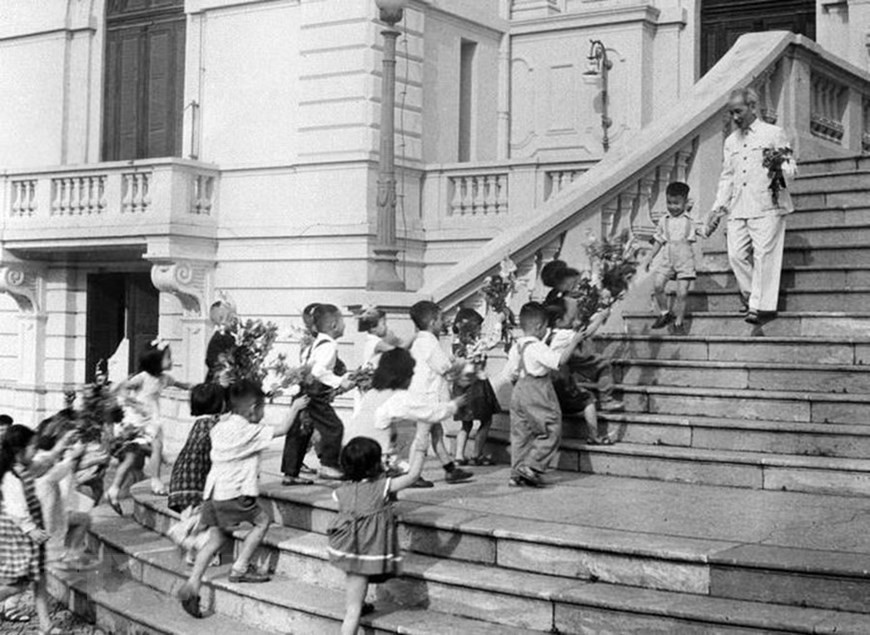El Presidente Ho Chi Minh recibe a los niños en el Palacio Presidencial, con motivo de la Fiesta del Medio Otoño de 1961 (Foto de archivo de la VNA)