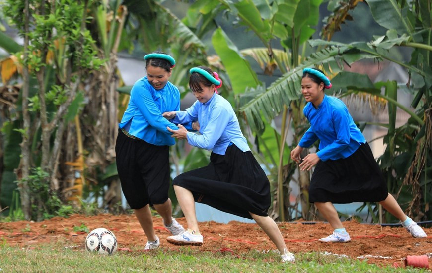 Las jugadoras en sus trajes tradicionales es un imagen muy particular que solo se encuentra en el distrito de Binh Lieu (Fuente: VNA)