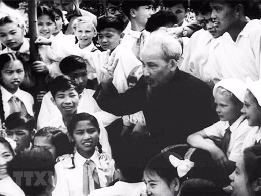 El Tío Ho y niños vietnamitas en el Campamento Internacional de la Unión Soviética (Foto de archivo de la VNA)
