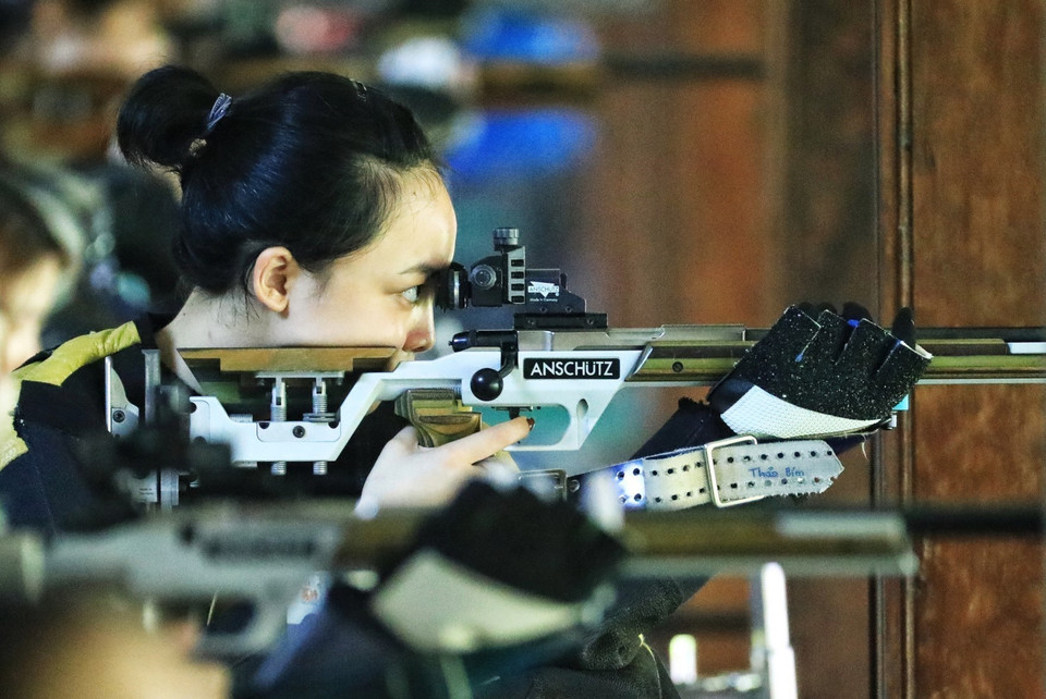 La atleta Phi Thanh Thao de la delegación militar rompió el récord nacional de tiro en la modalidad femenina mixta de 10 metros de rifle de aire en el certamen (Fuente: VNA)