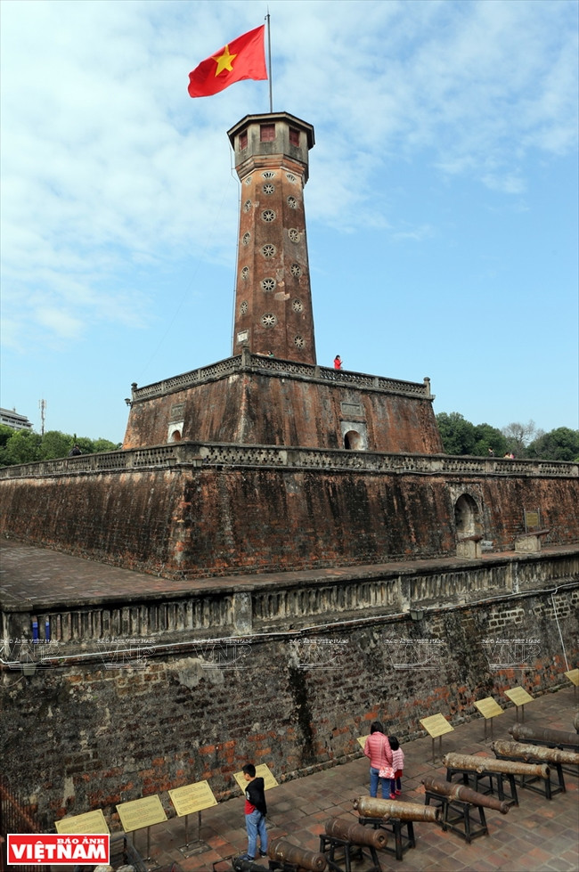 La Torre de la Bandera Nacional se considera no solo un símbolo sagrado y heroico de Hanoi, sino también un destino turístico indispensable para quienes visiten la capital vietnamita (Fuente: VNA)