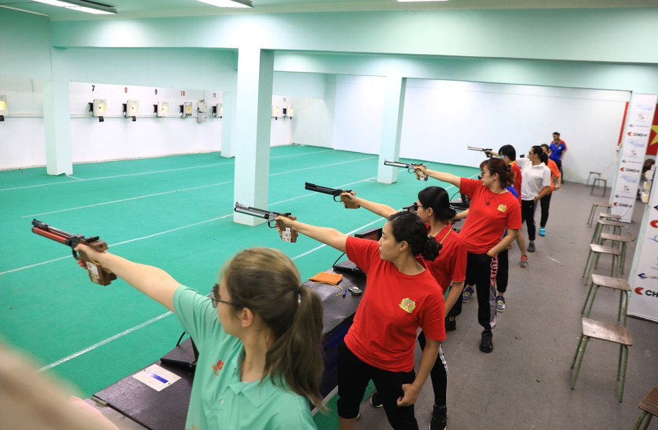 Los atletas compiten en la modalidad de 10 metros de pistola de aire femenina (Fuente: VNA)