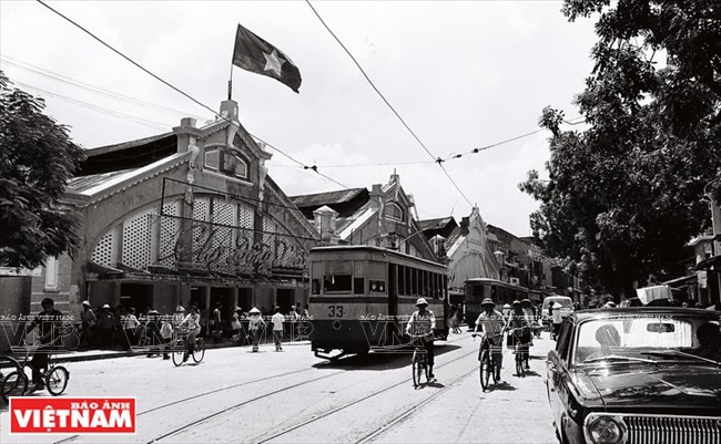 El mercado de Dong Xuan, el mayor del casco antiguo de Hanoi, construido en la dinastía Nguyen (inicios del siglo XIX), y reconstruido por los franceses en 1890. La foto fue tomada en la década de 1980 (Fuente: VNA)