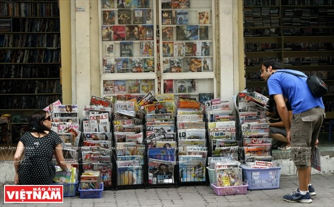 Un visitante busca revistas extranjeras en una librería callejera (Fuente: VNA)