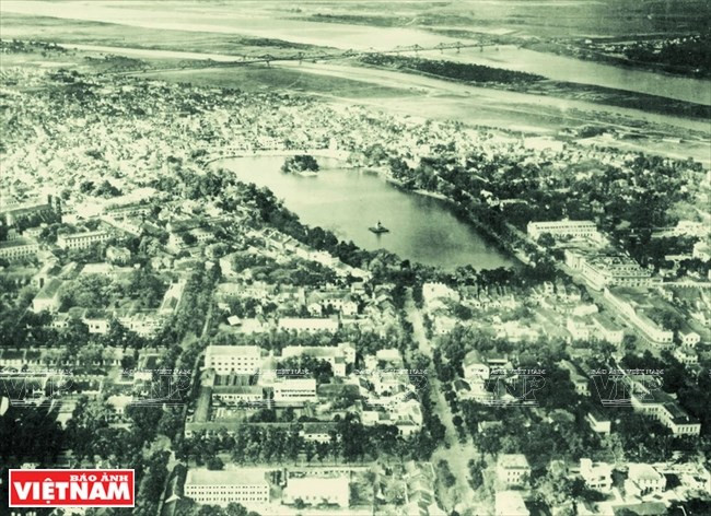 Panorama de Hanoi con el lago de Hoan Kiem (Espada Restituida) en el centro, tomada desde un avión de vigilancia de Francia en la década de 1930 (Fuente: VNA).
