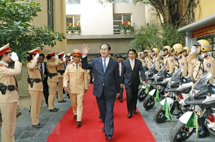El presidente de Vietnam y policías de tránsito de Hanoi, en enero de 2017 (Fuente:VNA)