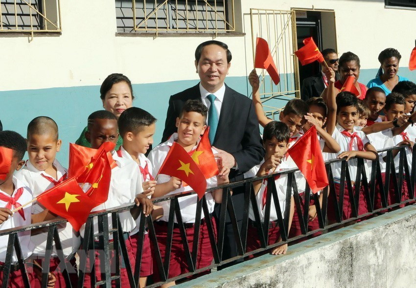 El presidente de Vietnam, visita la escuela Nguyen Van Troi, en La Habana, Cuba, como parte de la agenda de su visita oficial a Cuba en noviembre de 2016 (Fuente: VNA)