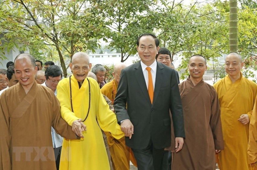 El presidente de Vietnam, Tran Dai Quang, y dignatario y monjes de la pagoda Vien Minh, distrio de Phu Xuyen, Hanoi (Fuente: VNA)