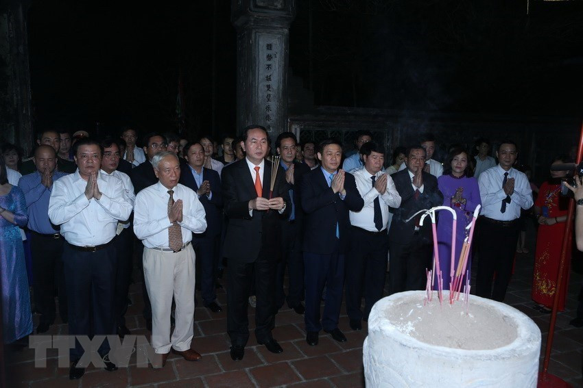 El presidente de Vietnam, Tran Dai Quang, rindió homenaje póstumo al rey Dinh Tien Hoang, en el templo dedicado al monarca, en provincia de Ninh Binh, en abril de 2016 (Fuente:VNA)