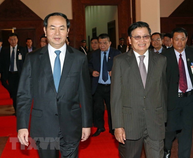 El presidente de Vietnam, Tran Dai Quang, mantuvo un diálogo con el premier laosiano Thongloun Sisoulith, durante su visita estatal a Laos en junio de 2016 (Fuente: VNA)