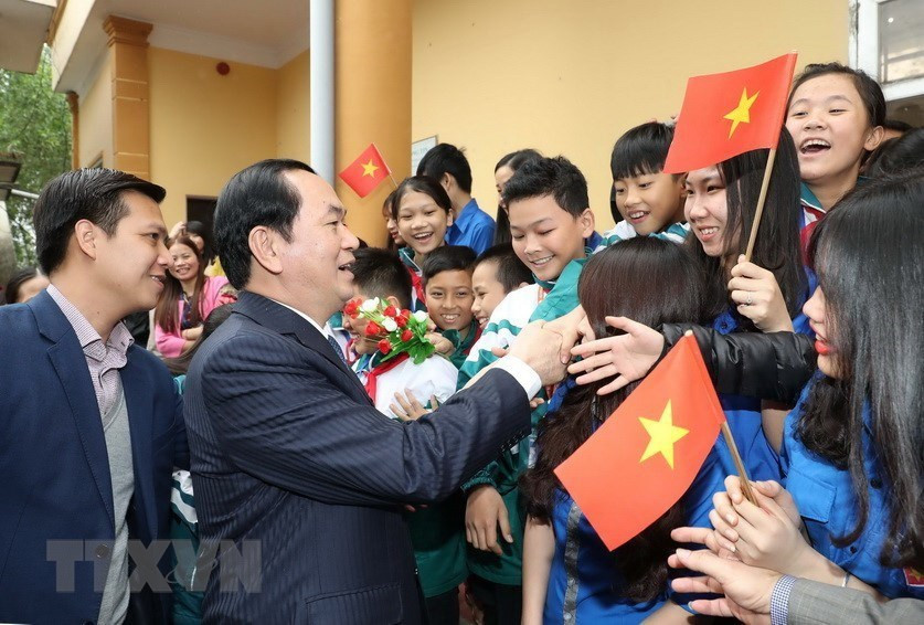 El presidente de Vietnam, Tran Dai Quang, y estudiantes del distrito de Nam Dan, provincia de Nghe An, en enero de 2017 (Fuente:VNA)