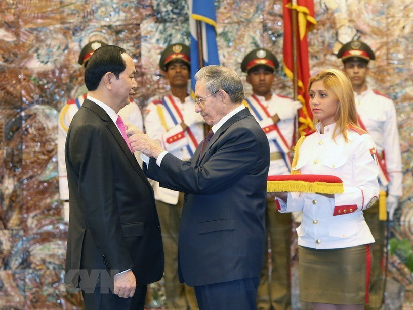 El presidente de Vietnam, Tran Dai Quang, fue condecorado con el Orden José Martí de Cuba (Fuente: VNA)