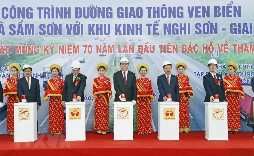 El presidente de Vietnam, Tran Dai Quang, inauguró la construcción de la ruta que conecta el distrito urbano de Sam Son y la zona económica de Nghi Son, provincia de Thanh Hoa, en febrero de 2017 (Fuente: VNA)