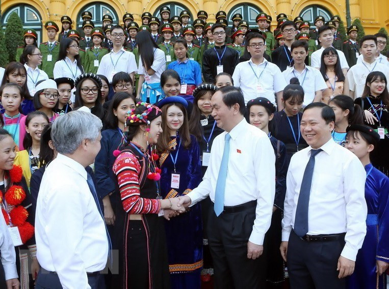 El presidente de Vietnam, Tran Dai Quang, y alumnos destacados de las minorías étnicas del país en el Palacio Presidencial, Hanoi, en noviembre de 2016 (Fuente: VNA)