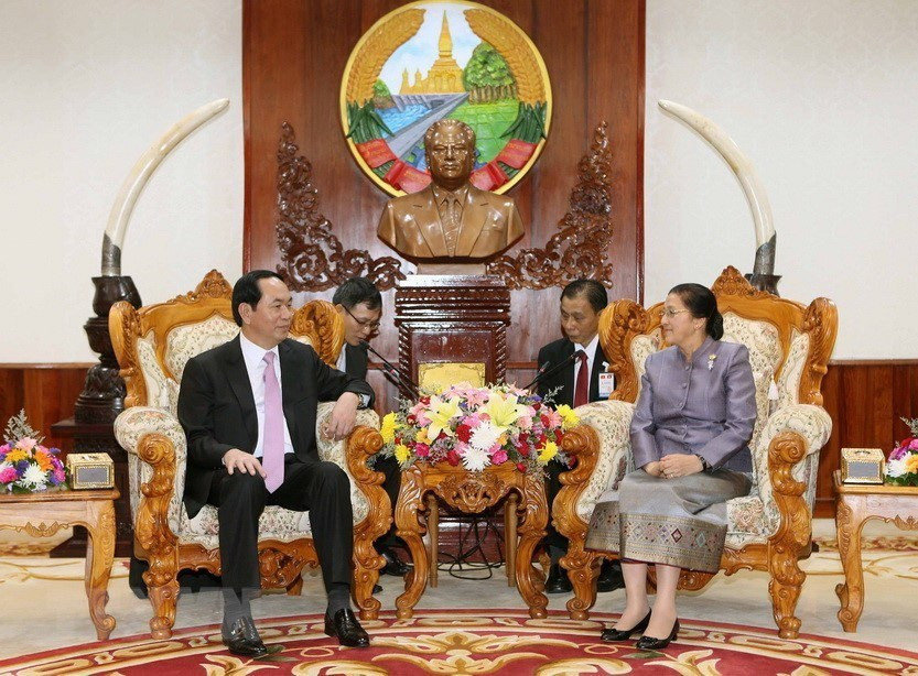 El presidente de Vietnam, Tran Dai Quang, y la titular de la Asamblea Nacinal de Laos, Pany Yathotou, en un encuentro en Vientiane en 2016 (Fuente: VNA)