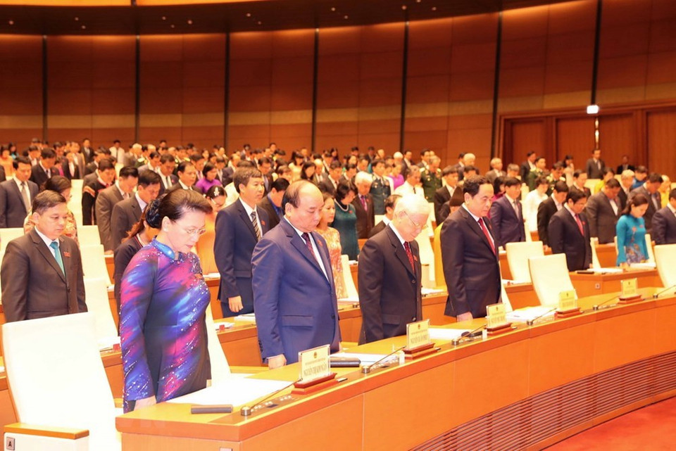Los diputados dedicaron un minuto de silencia en memoria del exsecretario general del Partido Comunista de Vietnam, Do Muoi, y el presidente Tran Dai Quang, quienes fallecieron recientemente.