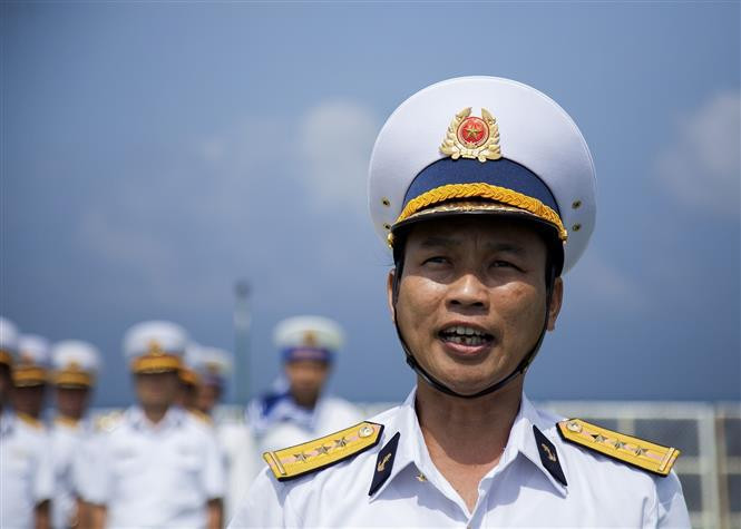 Un oficial lee los 10 juramentos de honor de los militares durante el acto (Foto: VNA)