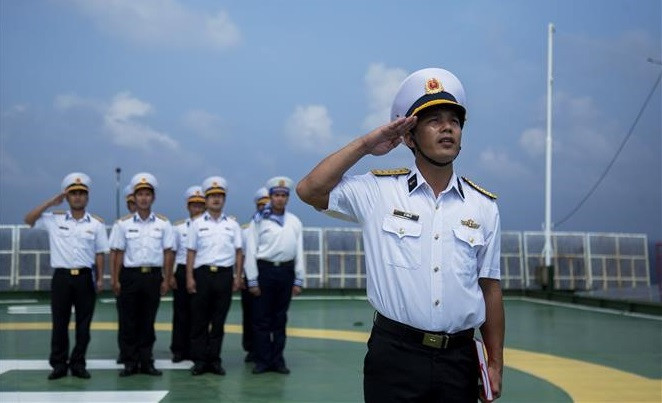 El mayor Le Van Sy, comandante de la plataforma DK1/9, dirige la ceremonia de saludo a la bandera. (Foto: VNA)