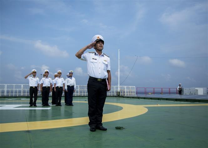 La ceremonia de saludo a la bandera nacional en la plataforma DK1 se desarrolla en un ambiente solemne, despertando el orgullo y la determinación de cada oficial y soldado de proteger la soberanía de la Patria sobre el mar y las islas. (Foto: VNA)