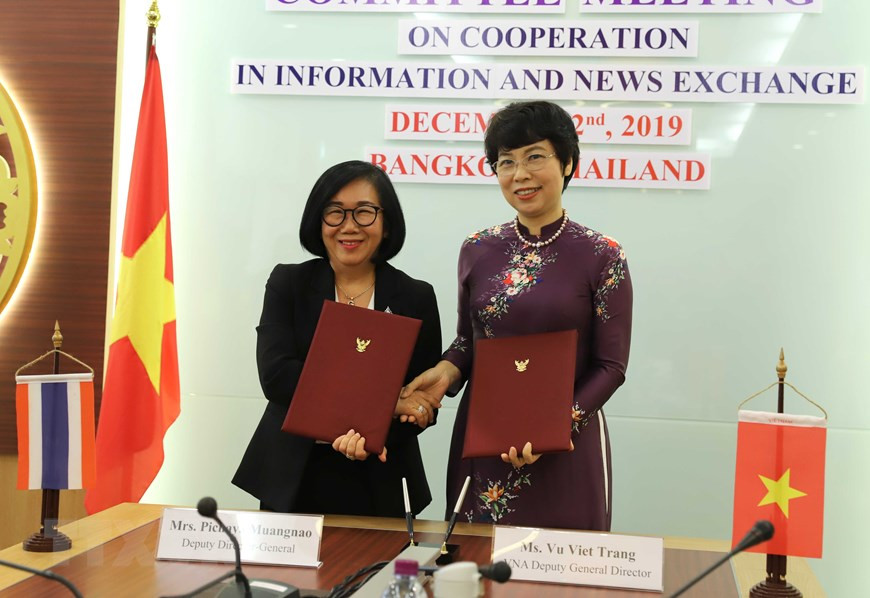 La subdirectora general de la VNA, Vu Viet Trang, y la vicetitular del PRD, Pichaya Muangnao, ratifican el informe sobre la cooperación bilateral, con énfasis en el nuevo sector de la aplicación de la inteligencia artificial en las labores profesionales y la lucha contra las informaciones falsificadas, así como en la producción de infografías (Fuente: VNA)