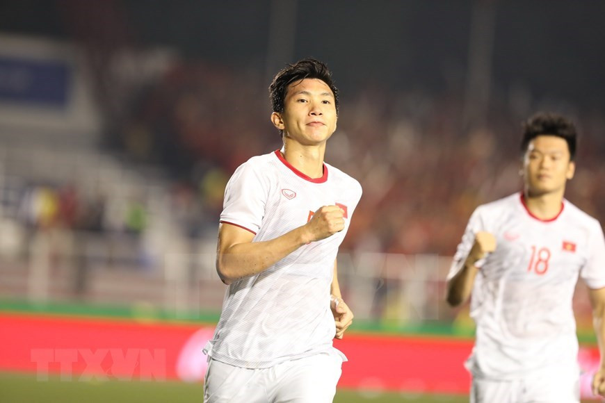 El partido se convirtió en escenario para la excelente exhibición del defensa vietnamita, Doan Van Hau, quien con su doblete, se metió a la afición en sus bolsillos (Fuente: VNA)