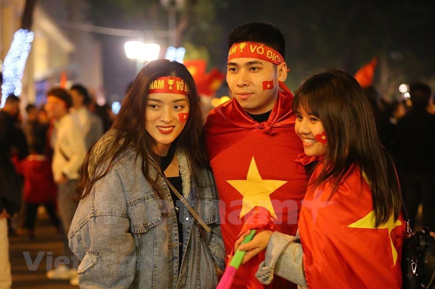 Justo cuando el árbitro dio el pitazo final del partido, millones de vietnamitas abarrotaron las calles para festejar ese histórico título, el primero después de 60 años de esperanza (Fuente: VNA)