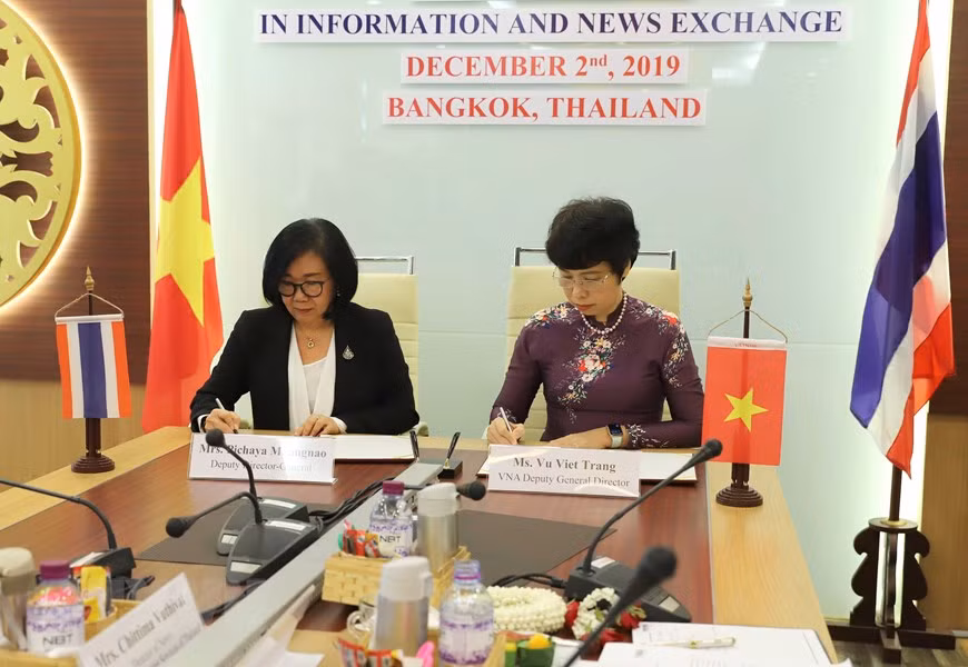 La subdirectora general de la VNA, Vu Viet Trang, y la vicetitular del PRD, Pichaya Muangnao, ratifican el informe sobre la cooperación bilateral, con énfasis en el nuevo sector de la aplicación de la inteligencia artificial en las labores profesionales y la lucha contra las informaciones falsificadas, así como en la producción de infografías (Fuente: VNA)