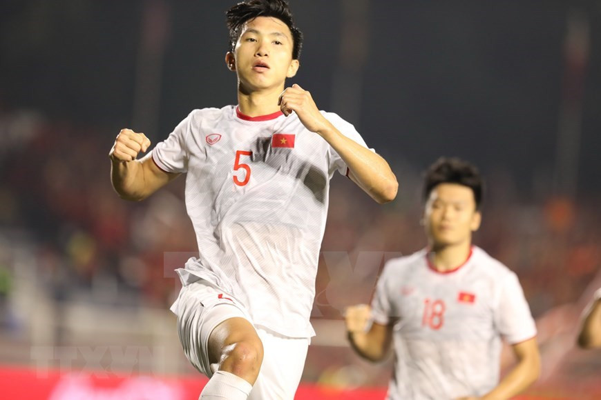 El partido se convirtió en escenario para la excelente exhibición del defensa vietnamita, Doan Van Hau, quien con su doblete, se metió a la afición en sus bolsillos (Fuente: VNA)