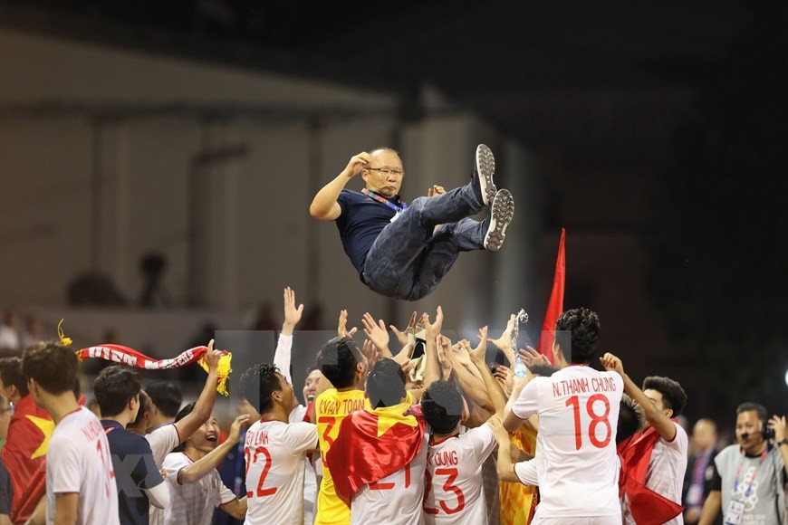 Jugadores vietnamitas levantan al entrenador Park Hang-seo en el aire para celebrar la primera medalla de oro de Vietnam en el fútbol masculino de SEA Games en Filipinas (Fuente: VNA)