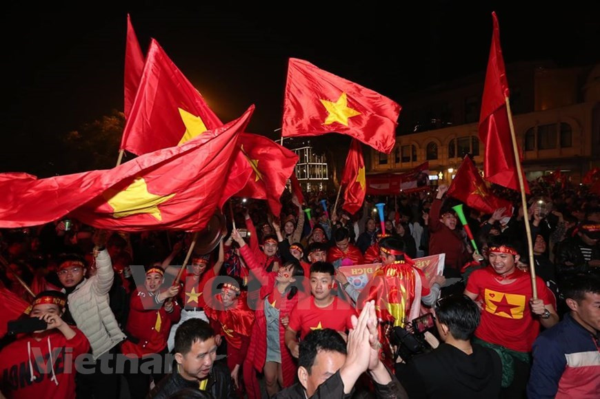 Justo cuando el árbitro dio el pitazo final del partido, millones de vietnamitas abarrotaron las calles para festejar ese histórico título, el primero después de 60 años de esperanza (Fuente: VNA)