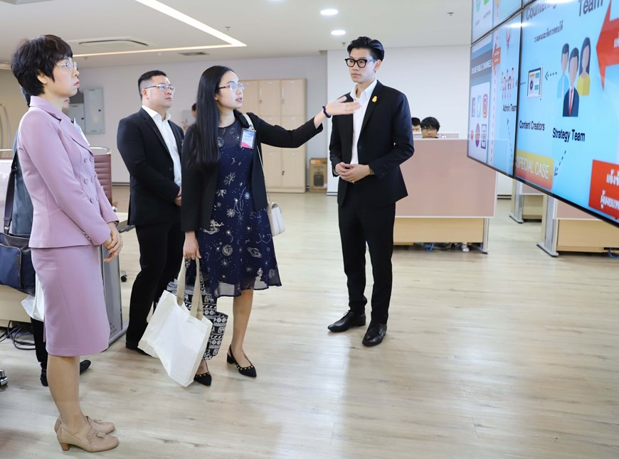 La subdirectora general de la VNA, Vu Viet Trang recorrió el Centro de lucha contra informaciones falsas de Tailandia (Fuente: VNA)