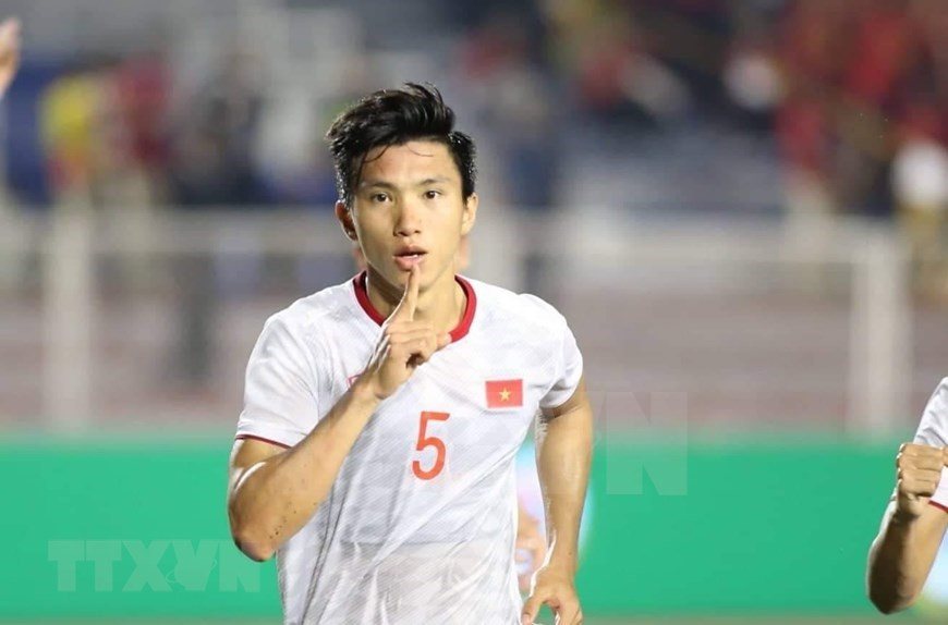 El partido se convirtió en escenario para la excelente exhibición del defensa vietnamita, Doan Van Hau, quien con su doblete, se metió a la afición en sus bolsillos (Fuente: VNA)