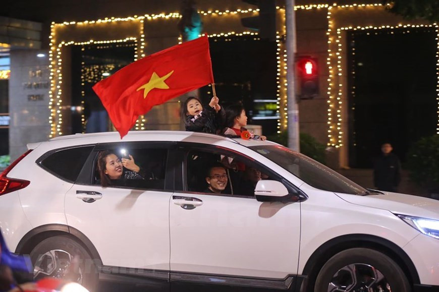 Justo cuando el árbitro dio el pitazo final del partido, millones de vietnamitas abarrotaron las calles para festejar ese histórico título, el primero después de 60 años de esperanza (Fuente: VNA)