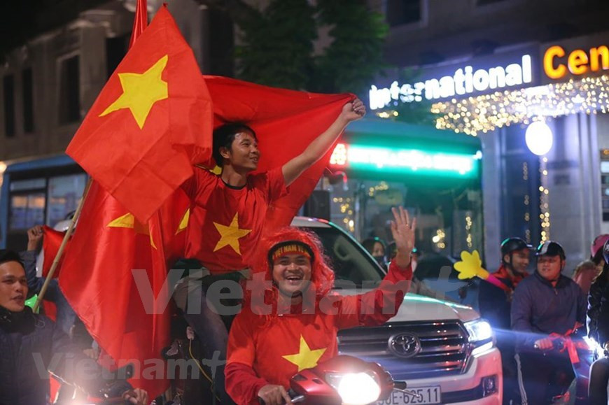 Justo cuando el árbitro dio el pitazo final del partido, millones de vietnamitas abarrotaron las calles para festejar ese histórico título, el primero después de 60 años de esperanza (Fuente: VNA)