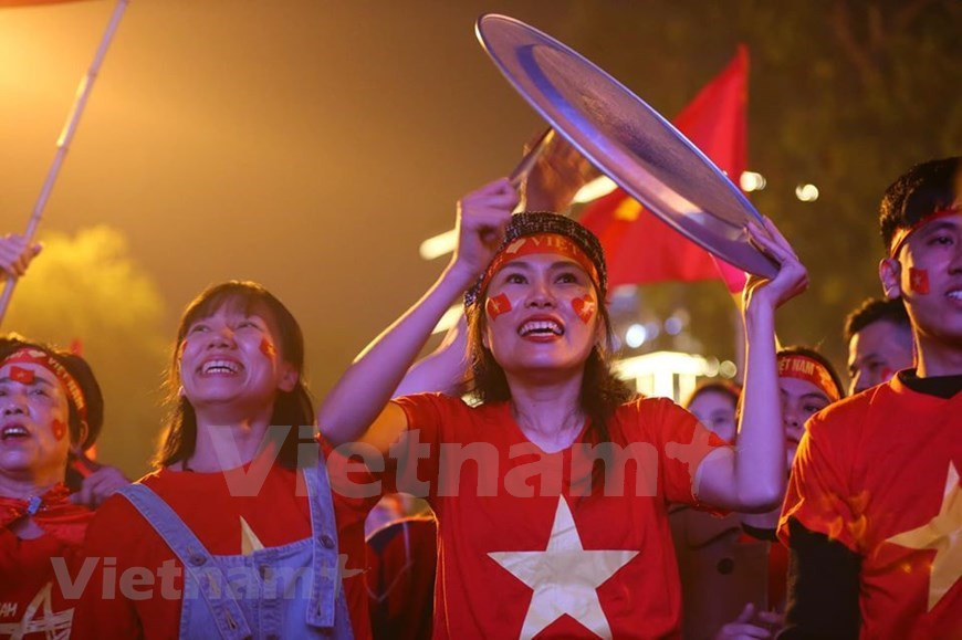 Justo cuando el árbitro dio el pitazo final del partido, millones de vietnamitas abarrotaron las calles para festejar ese histórico título, el primero después de 60 años de esperanza (Fuente: VNA)