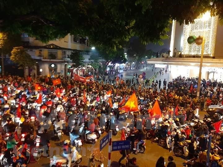 Justo cuando el árbitro dio el pitazo final del partido, millones de vietnamitas abarrotaron las calles para festejar ese histórico título, el primero después de 60 años de esperanza (Fuente: VNA)