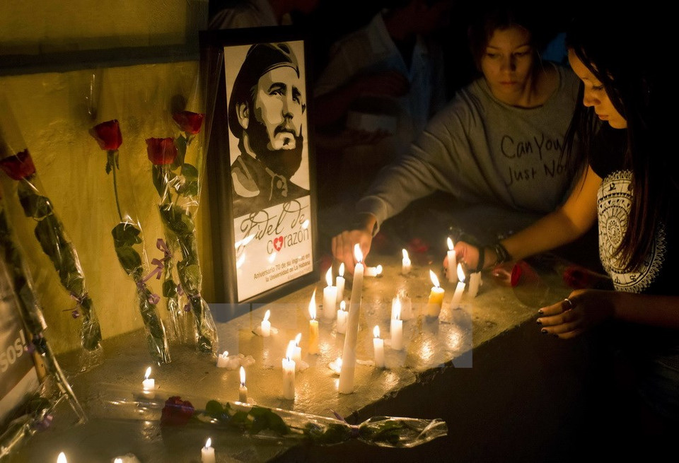 Nhập mô tả cho ảnhLos cubanos encienden velas en conmemoración del Fidel Castro en La Habana el 26 de noviembre (Fuente:AP/VNA)