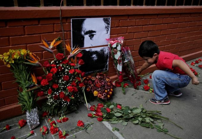 Colocan flores en conmemoración del Fidel Castro en la puerta de la Embajada de Cuba en Guatemala (Fuente: Reuters).