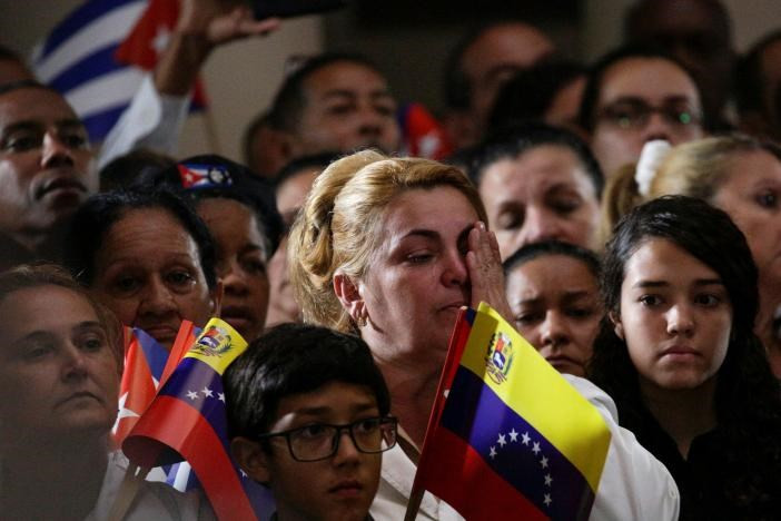 Una mujer llora en la conmemoración de Fidel Castro en Caracas, Venezuela (Fuente: Reuters)