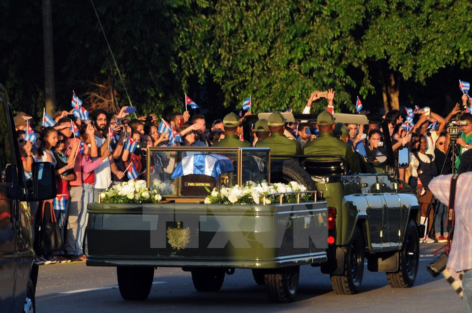 El pueblo cubano despide a Fidel Castro cuando el coche fúnebre lleva sus restos parte de La Habana el 30 de noviembre (Fuente: Xinhua/VNA)