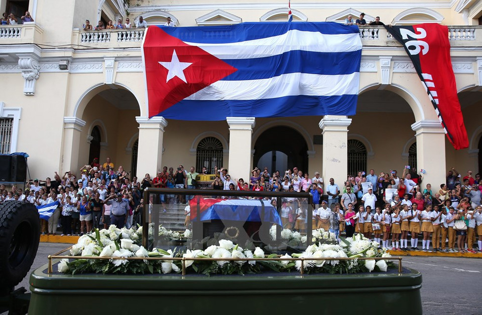 El pueblo cubano despide a Fidel Castro cuando el coche fúnebre lleva sus restos parte de La Habana el 30 de noviembre (Fuente: Xinhua/VNA)