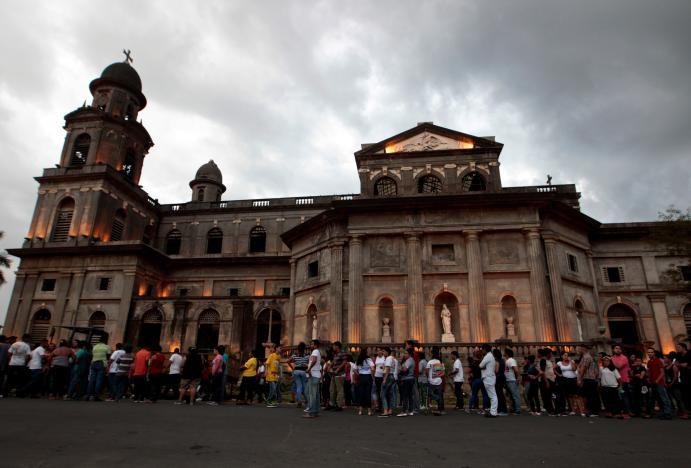 Los cubanos colocan flores en conmemoración del Fidel Castro en la puerta de la Embajada de Cuba en México (Fuente: Reuters) ​