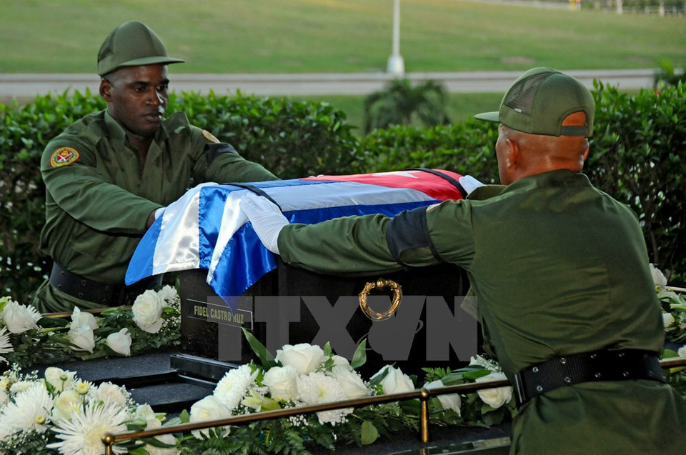 Acto de poner ataúd que contiene restos de Fidel Castro en la carroza fúnebre el 30 de noviembre (Fuente: Xinhua/VNA)