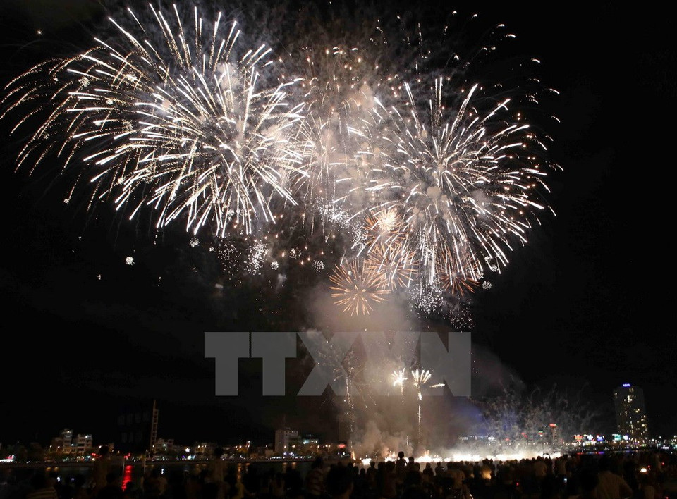 Al mismo tiempo, fuegos artificiales embellecen el río Han en la ciudad central de Da Nang (Fuente: VNA)
