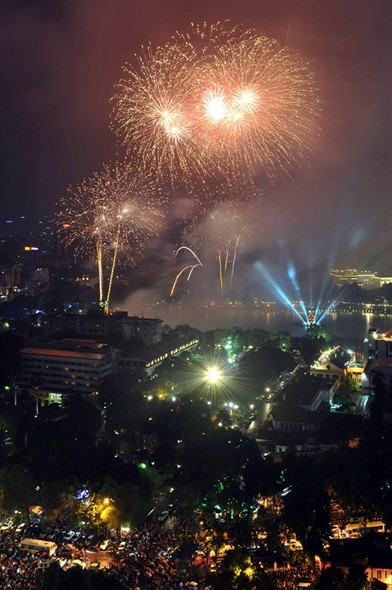 El lago Hoan Kiem centelleante en luces y performances pirotécnicos (Fuente: VNA) 