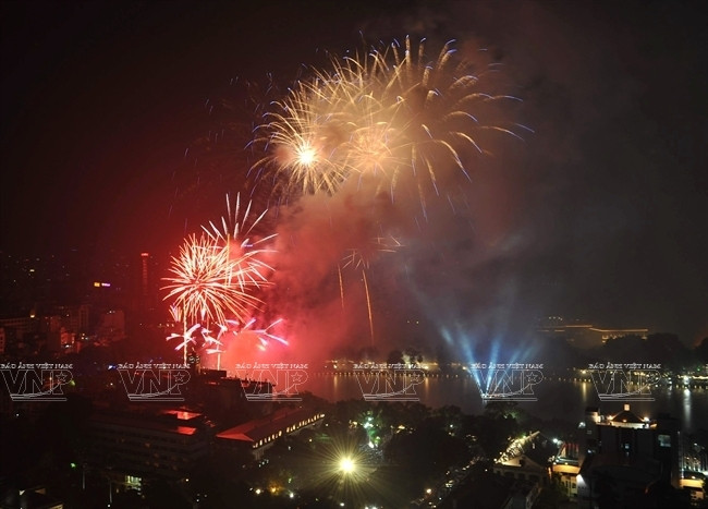 Fuegos artificiales alumbran el cielo de Hanoi (Fuente: VNA)