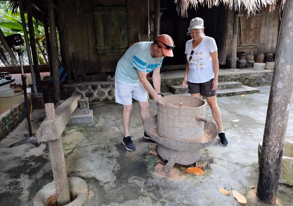 Turistas disfrutan explorando el tradicional molino de arroz. (Fuente: VNA)