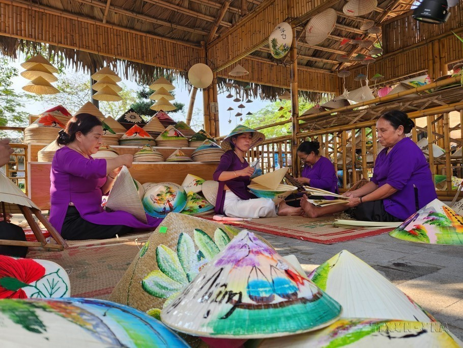 Las mujeres participan en la preservación y el desarrollo de productos de sombreros cónicos del pueblo artesanal tradicional de Van The (Hue). (Fuente: VNA)